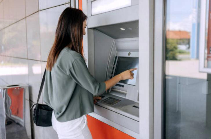 Los cajeros automáticos dejarán de aceptar tarjetas físicas: cómo será el nuevo sistema para retirar efectivo